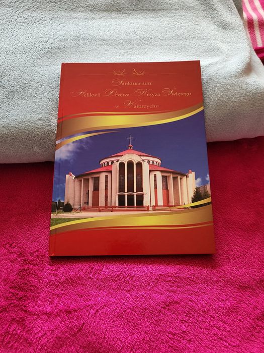 Album "Sanktuarium Relikwii Drzewa Krzyża Świętego w Wałbrzychu".
