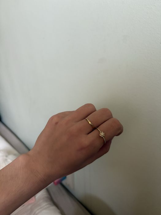 Złoty pierścionek z cyrkoniami, z gwiazdką w kruk