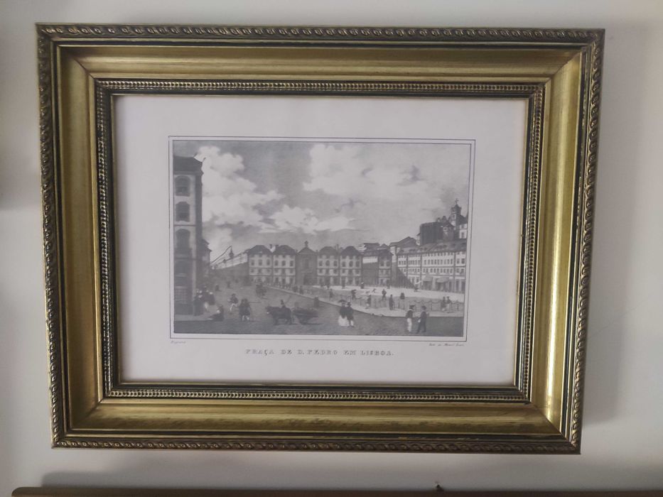 Quadro com gravura a preto e branco moldura dourada