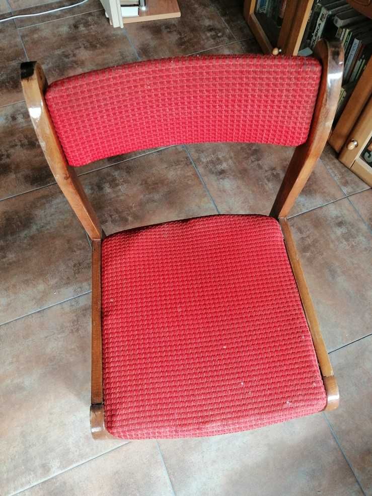 Czerwone krzesło PRL, lata 70te. Typ Radomsko. Oryginalna tapicerka.