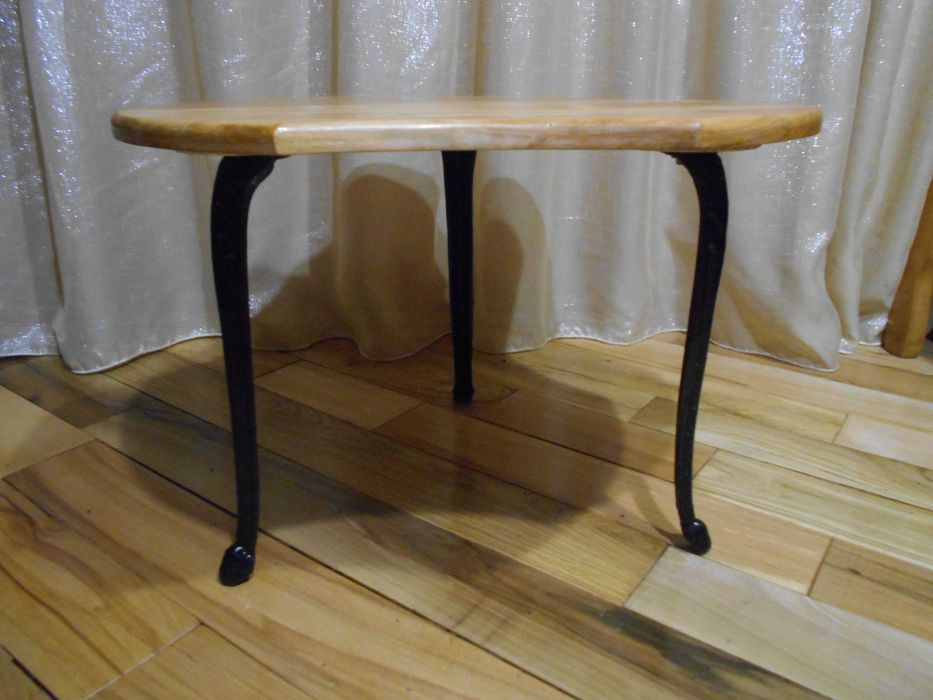 Cтолик  з натурального дерева