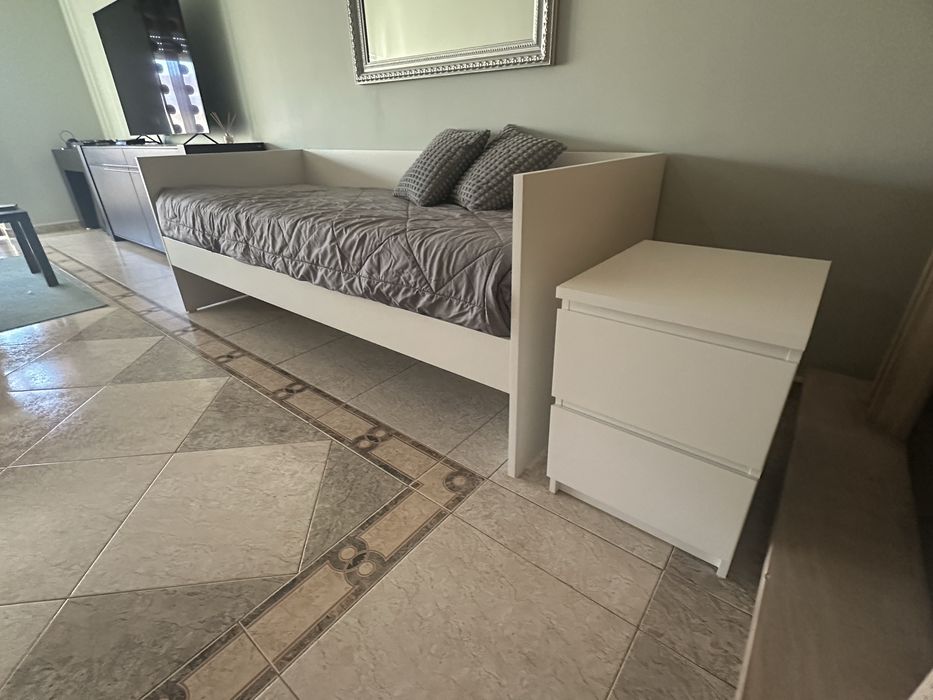Cama solteiro, colchão e mesa cabeceira