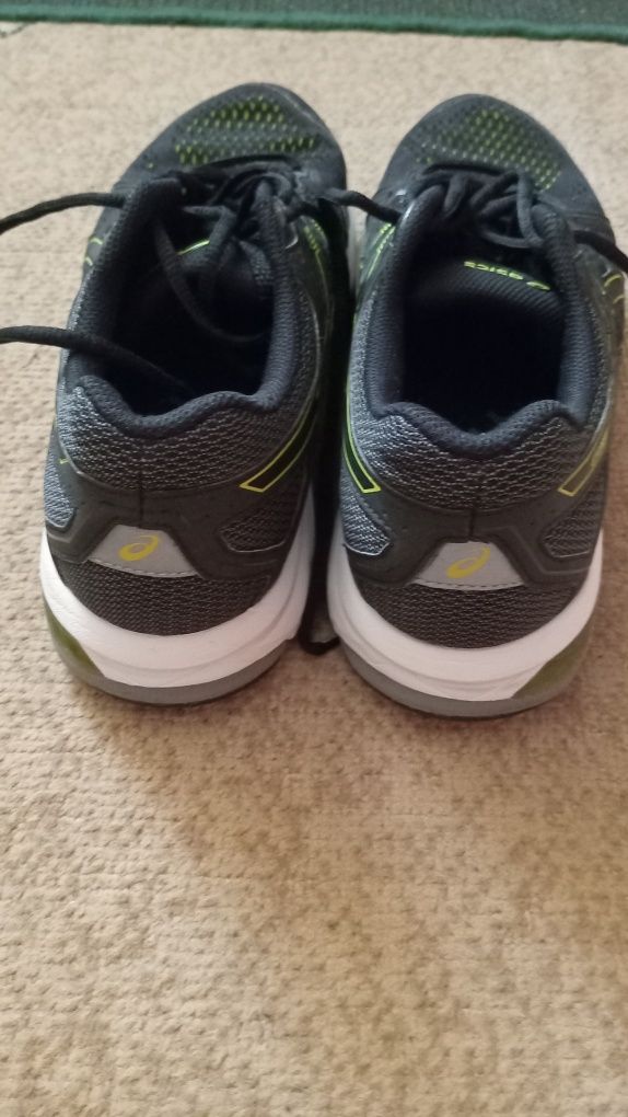 Оригінальні кросівки asics