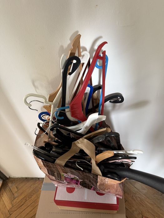 Wieszaki plastikowe i drewniane