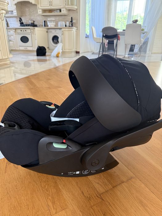 Продам автокрісло Cybex Cloud T+адаптери в подарунок