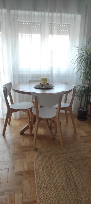 Mesa redonda de madeira