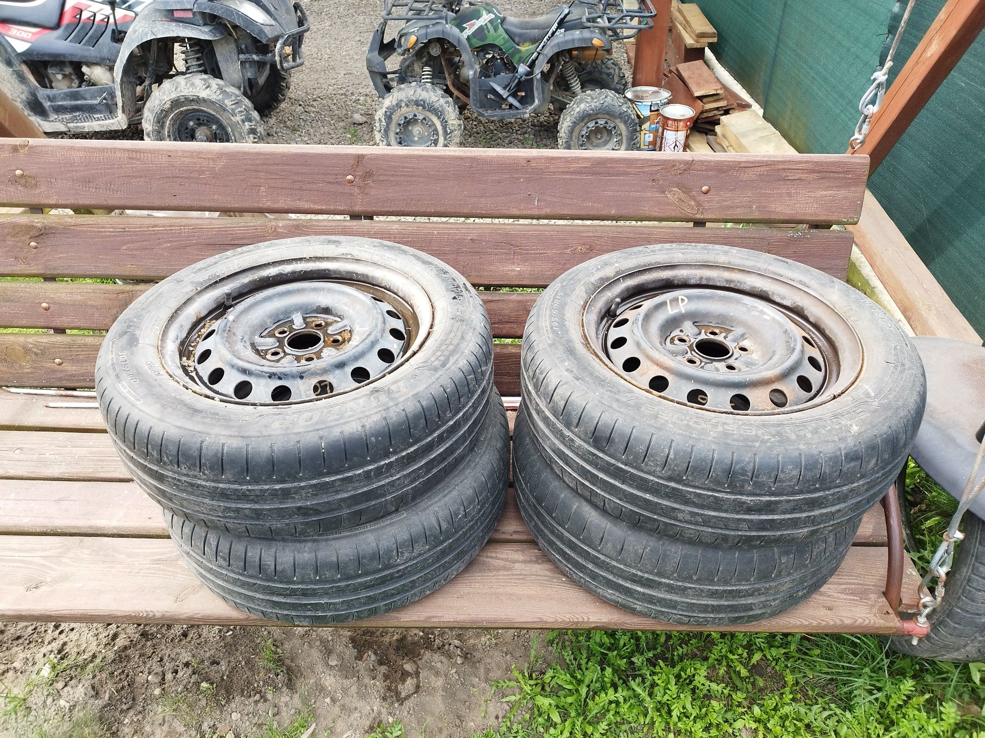 Koła z oponami letnimi z toyoty Avensis. 195/60 R15