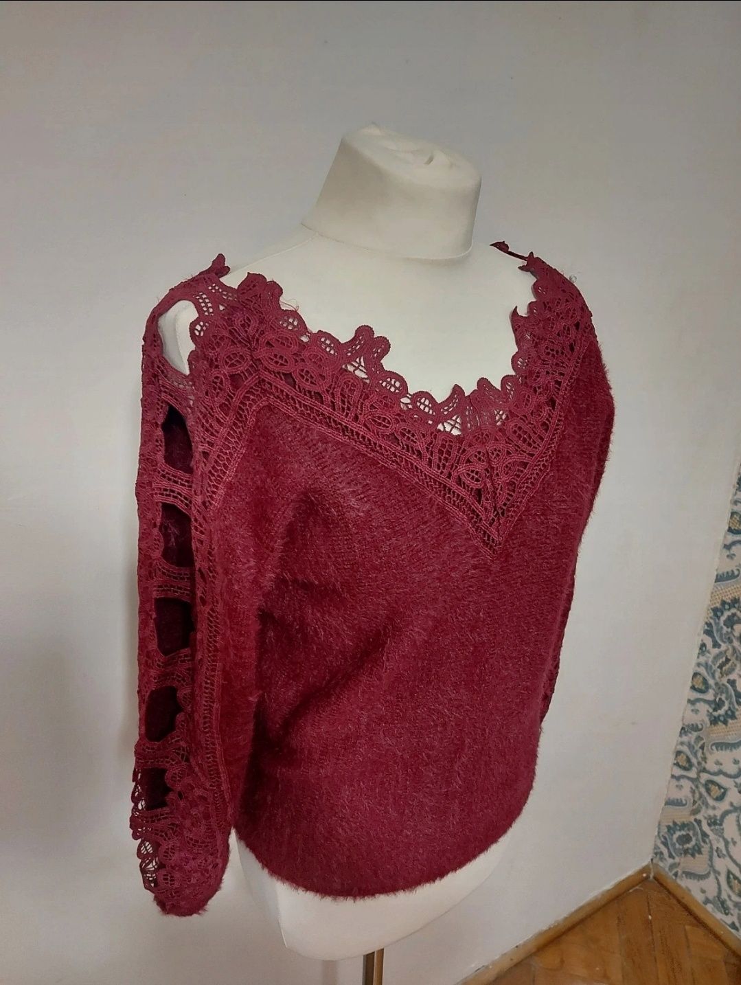 Śliczny Sweter z futerkiem koronkowe rękawy Piękny wzór L/XL