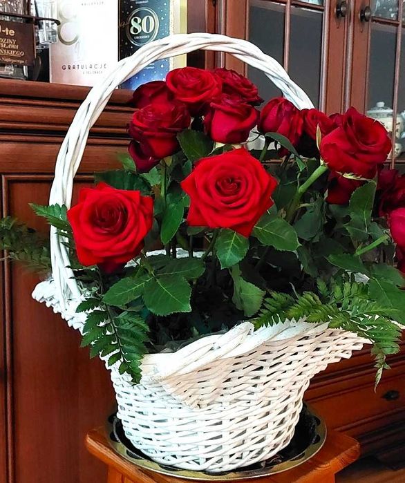 biały duży kosz wiklinowy kwadratowy dekoracyjny