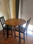 Round wooden table with 2 chairs - Good condition