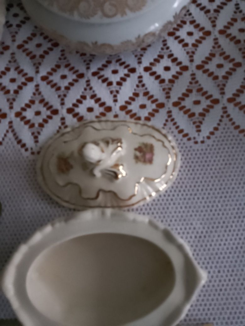 Śliczna bombonierka z porcelany.