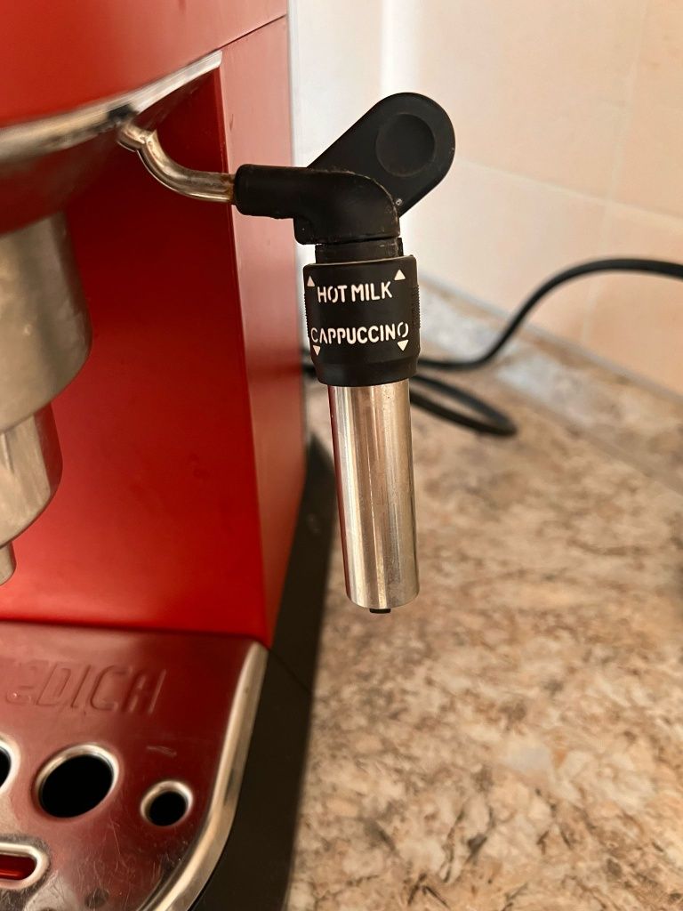 Ekspres do kawy kolbowy Delonghi że spieniaczem