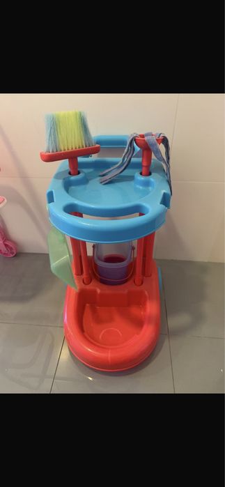 Carrinho de limpeza para brincar