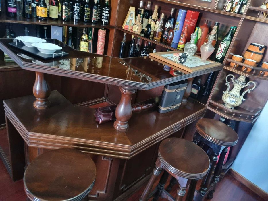 Bar em madeira mogno