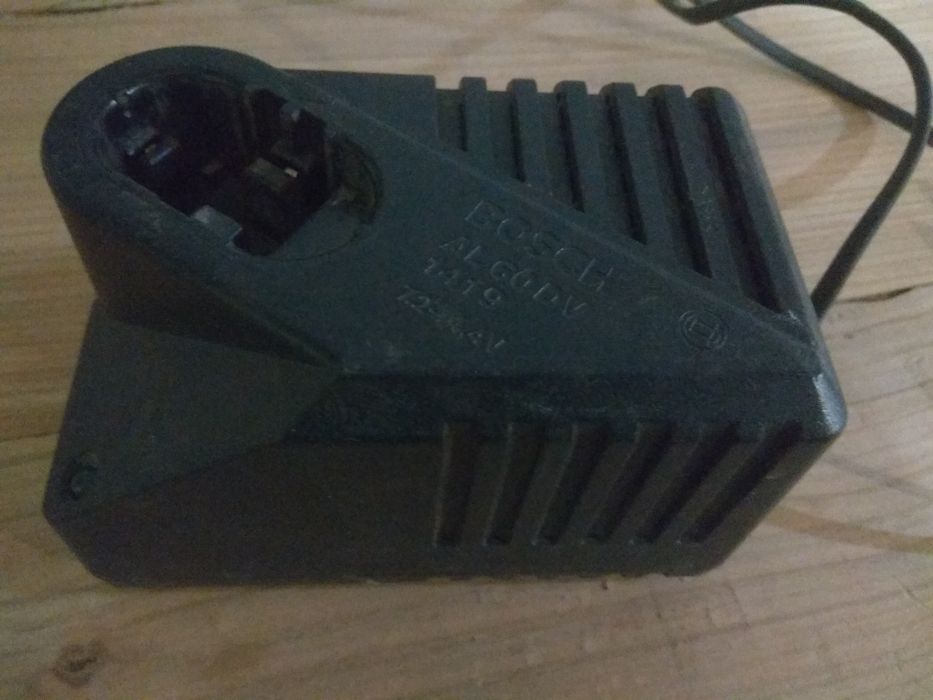 Зарядний пристрій для шуруповерта