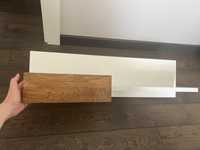 Nowa biała półka z drewnianym elementem