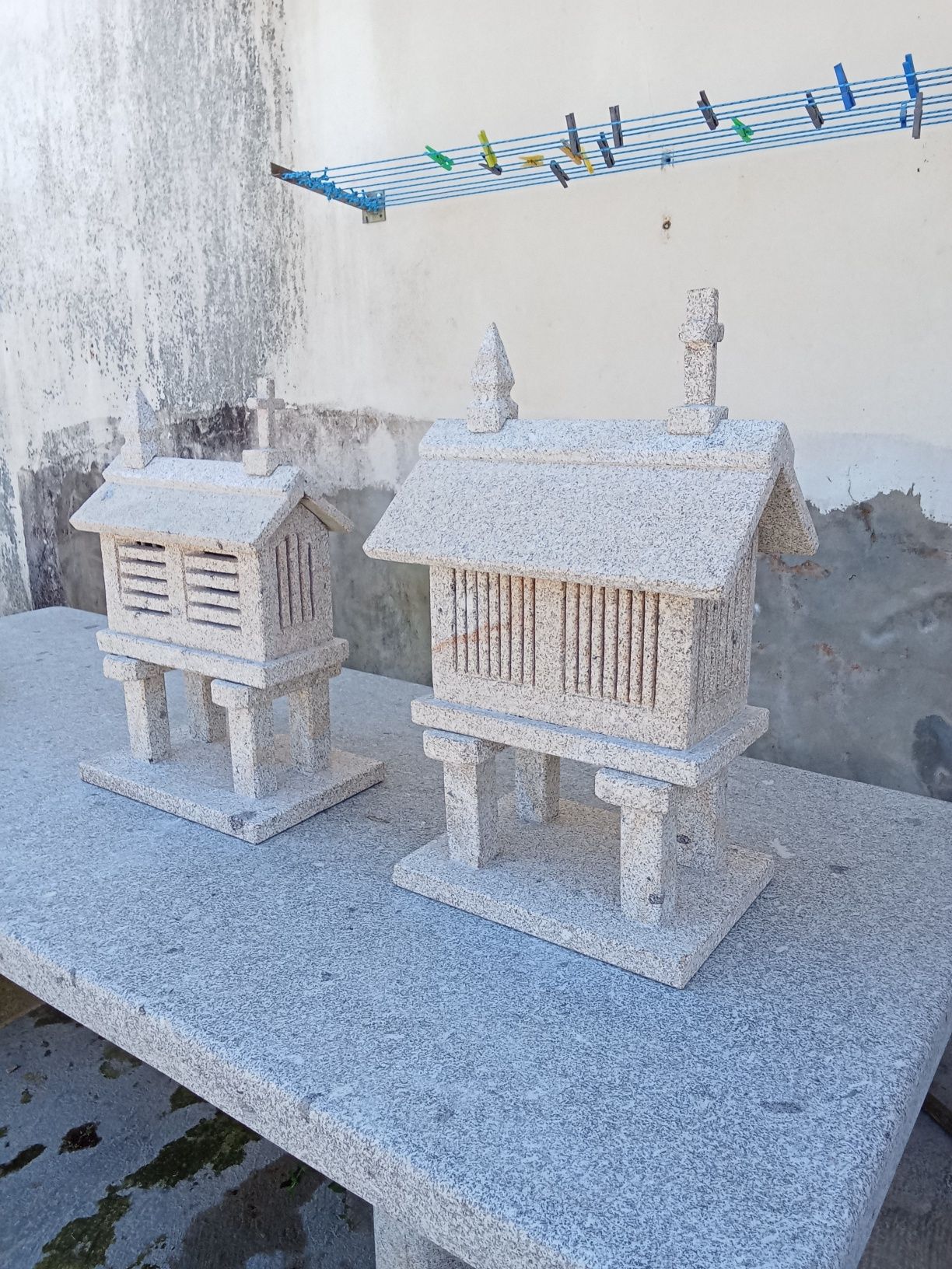 Espigueiros pequenos em granito