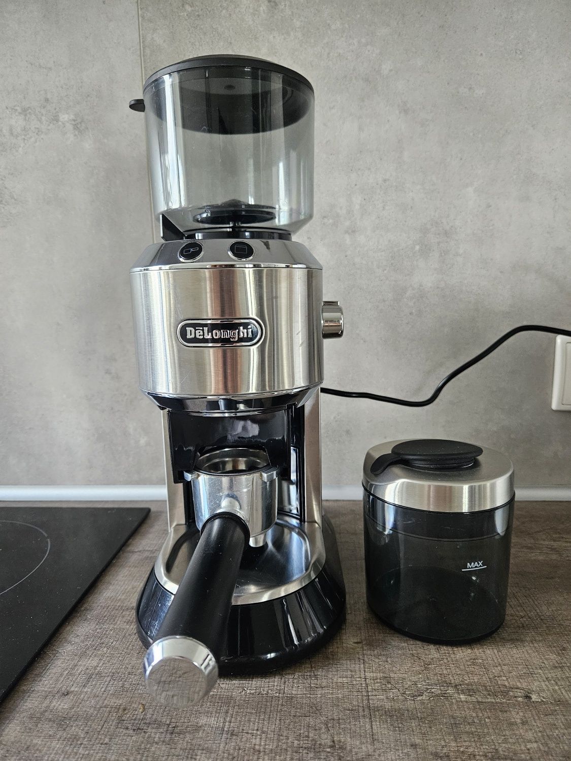 Ekspres kolbowy EC585.BK i młynek żarowy KG520.M DeLonghi