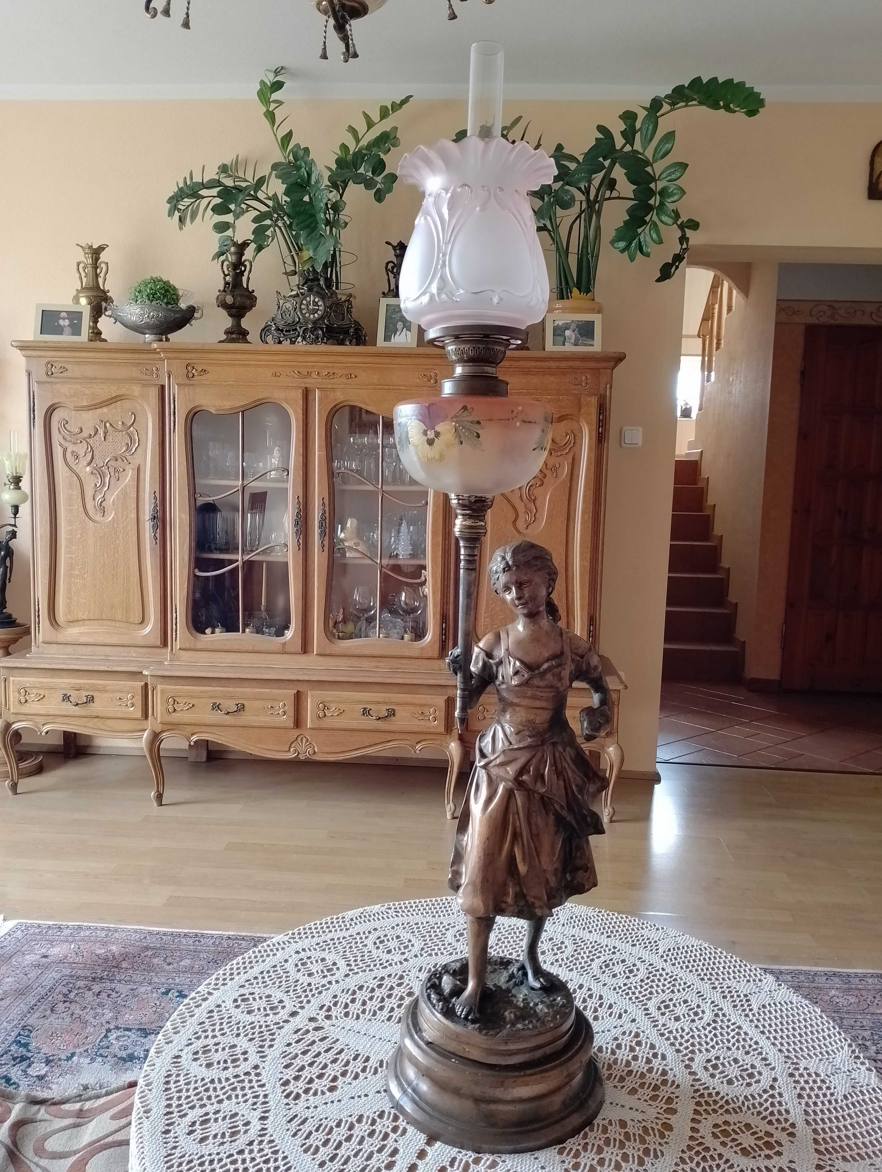 Piękna figuralna lampa naftowa z brązu.