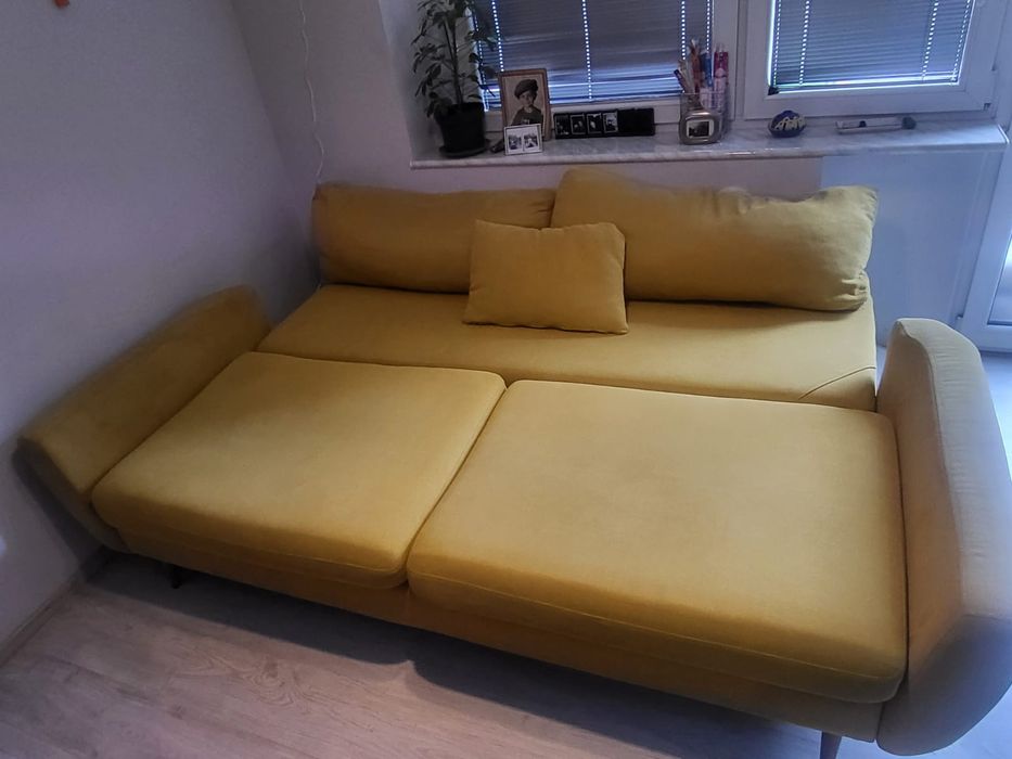 Żółta / musztardowa sofa z funkcją spania