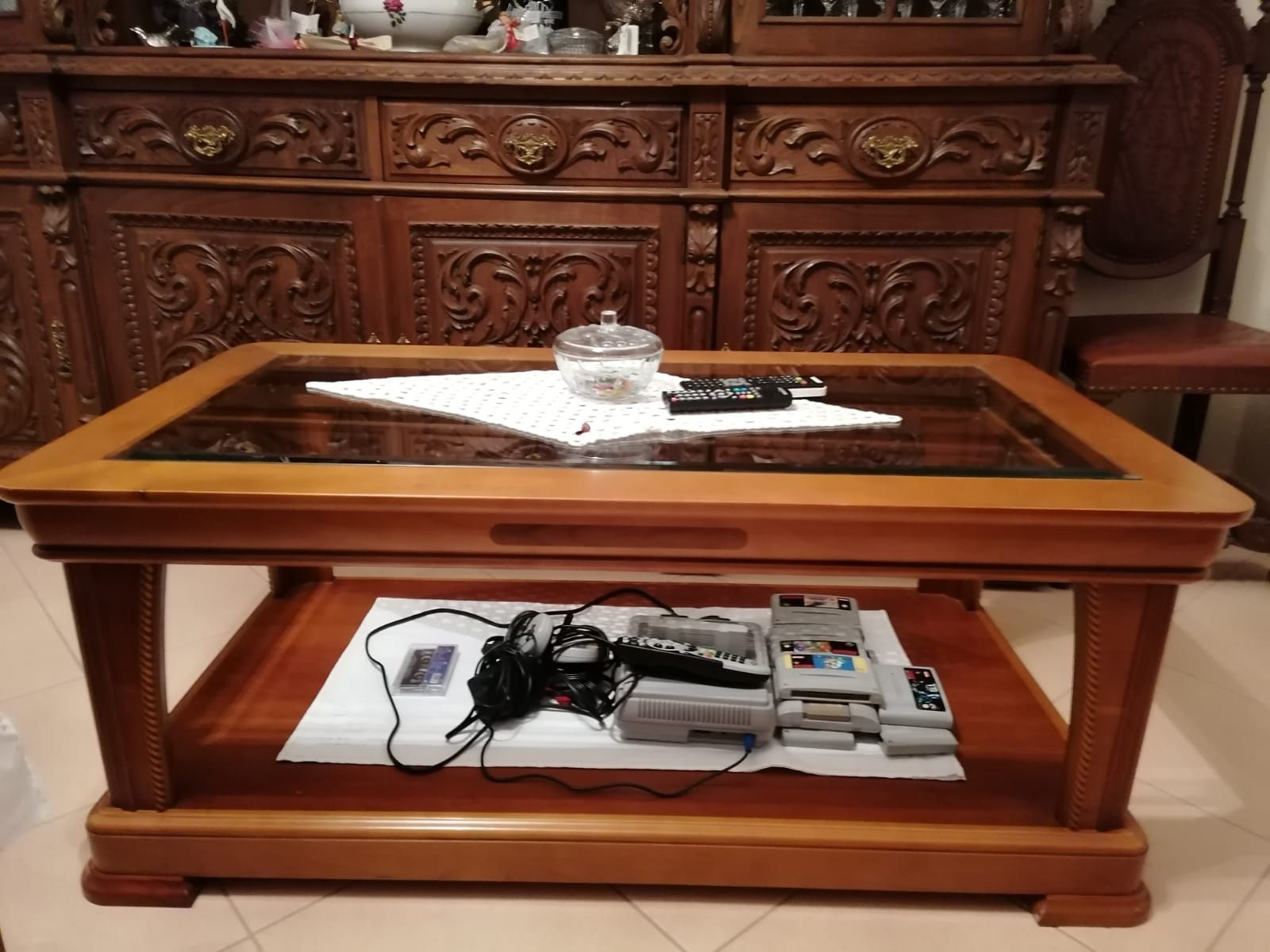 Armário de sala e mesa em madeira de cerejeira