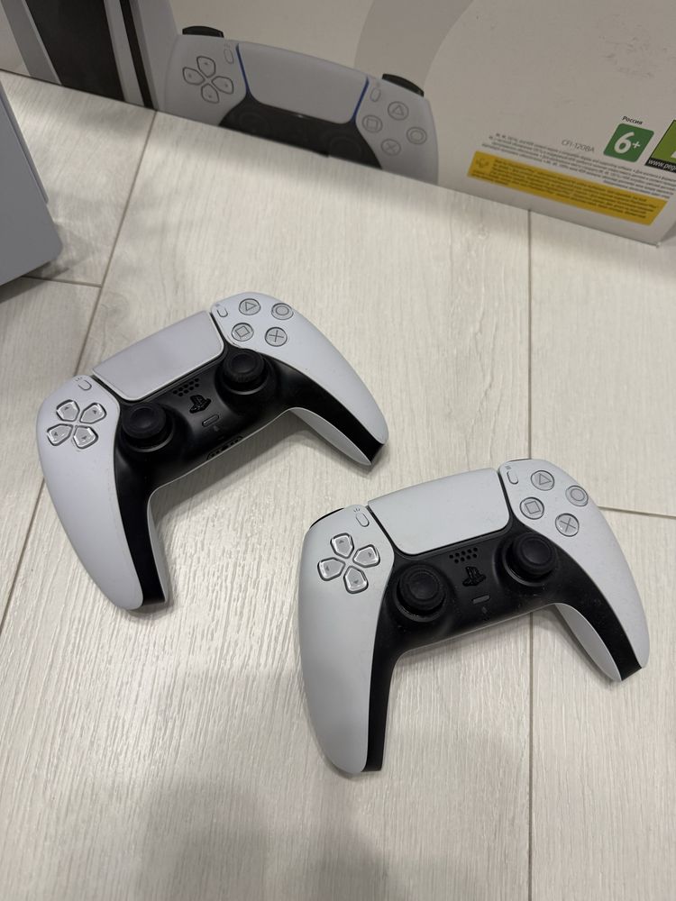 PlayStation 5 + 2 оригинальных геймпада