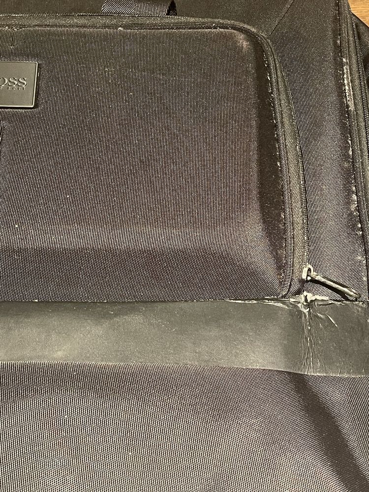 Mala porta fatos Hugo Boss preto alça amovível