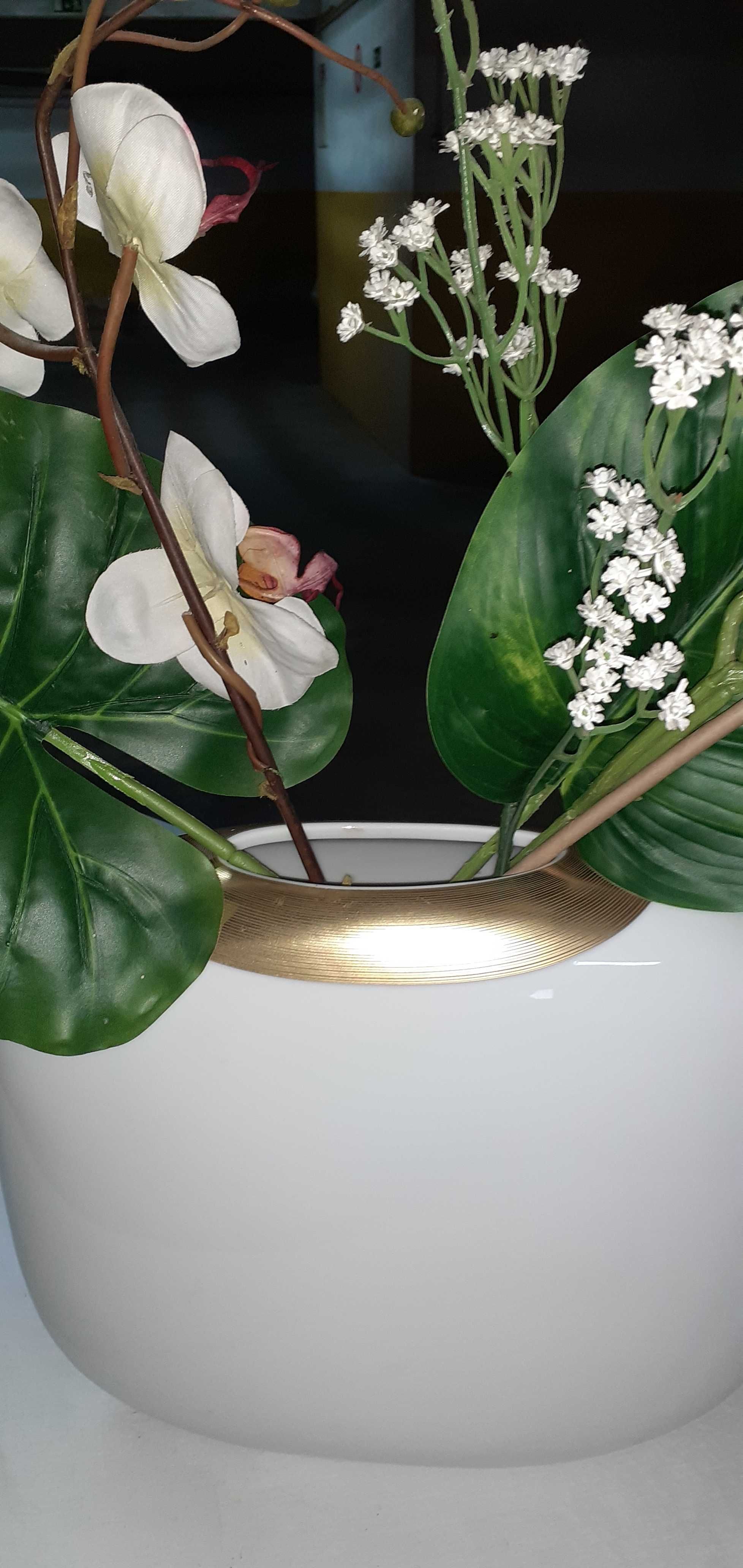 Vaso em porcelana branco com filetes em dourado