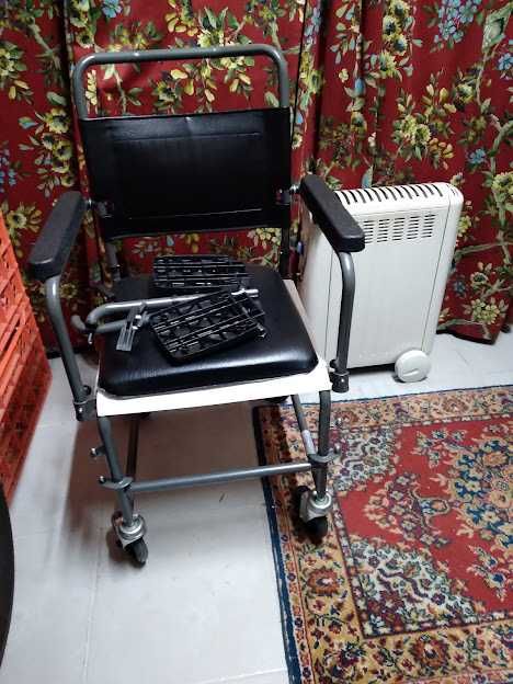 Cadeira sanitária, de transporte no interior, rodas com travão