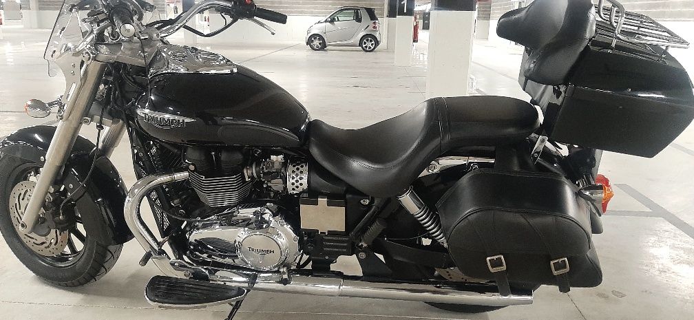 Triumph America 900
