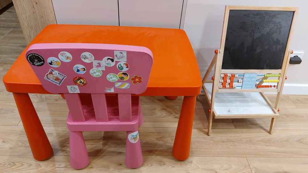 Stolik dziecięcy z krzesłem i tablicą