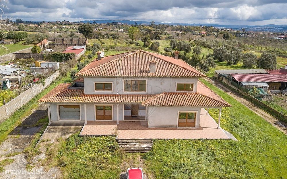 Moradia T5 localizada em Lamarosa, a 15 minutos da cidade de Coimbra