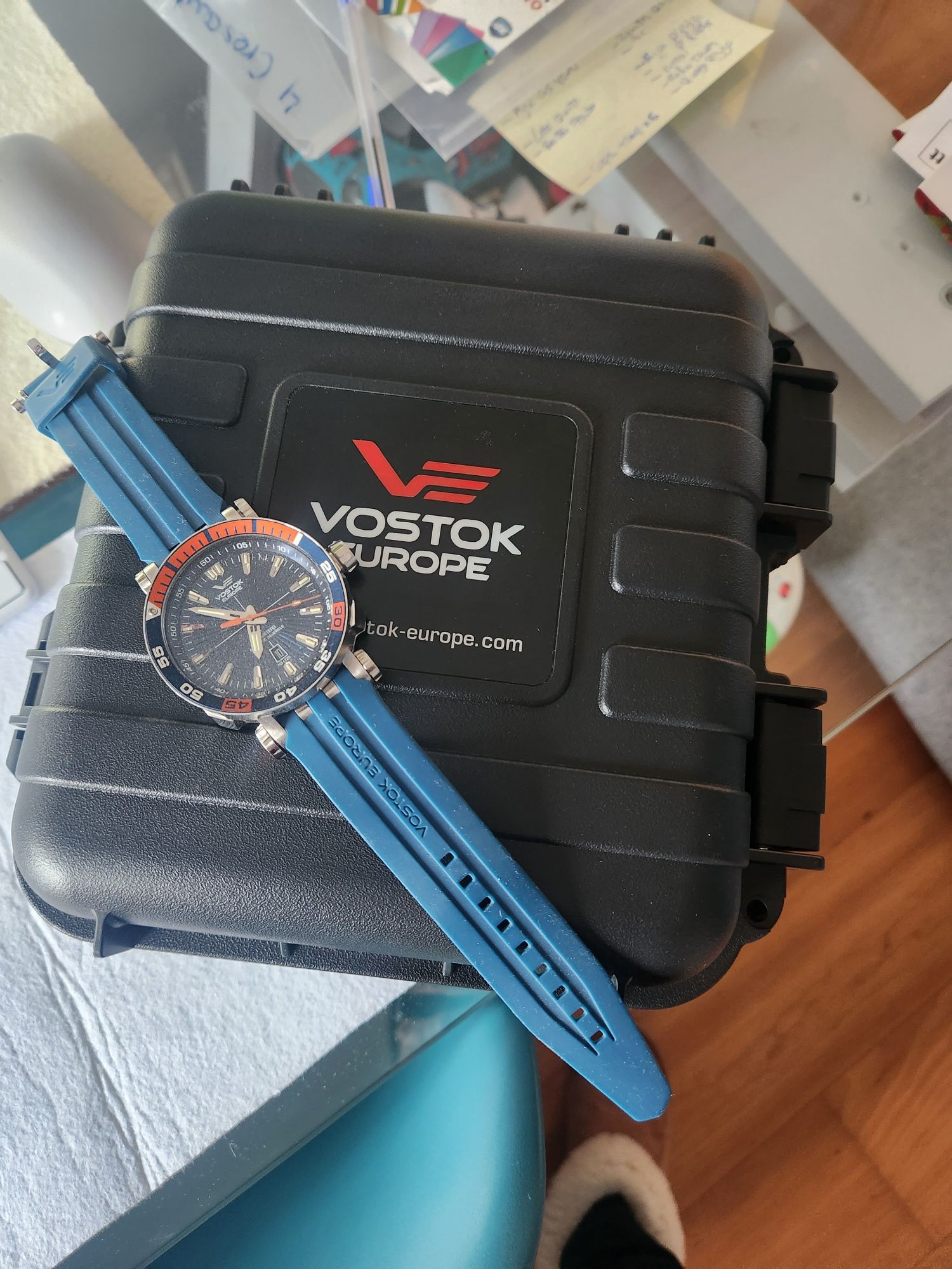 Vostok Energia com caixa e bracelete extra couro