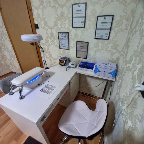 Стол для мастера маникюра со встроенной вытяжкой б/у