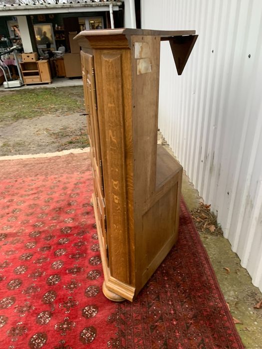 Dębowa narożna witryna .