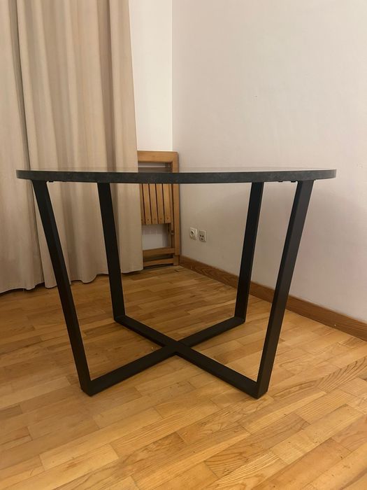 Okrągły stół z blatem imitującym marmur – średnica 110 cm