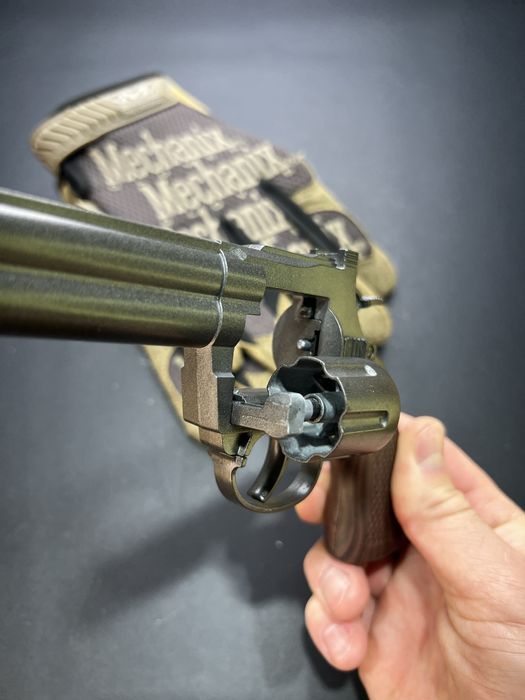 Металевий револьвер Taurus Magnug на пістонах