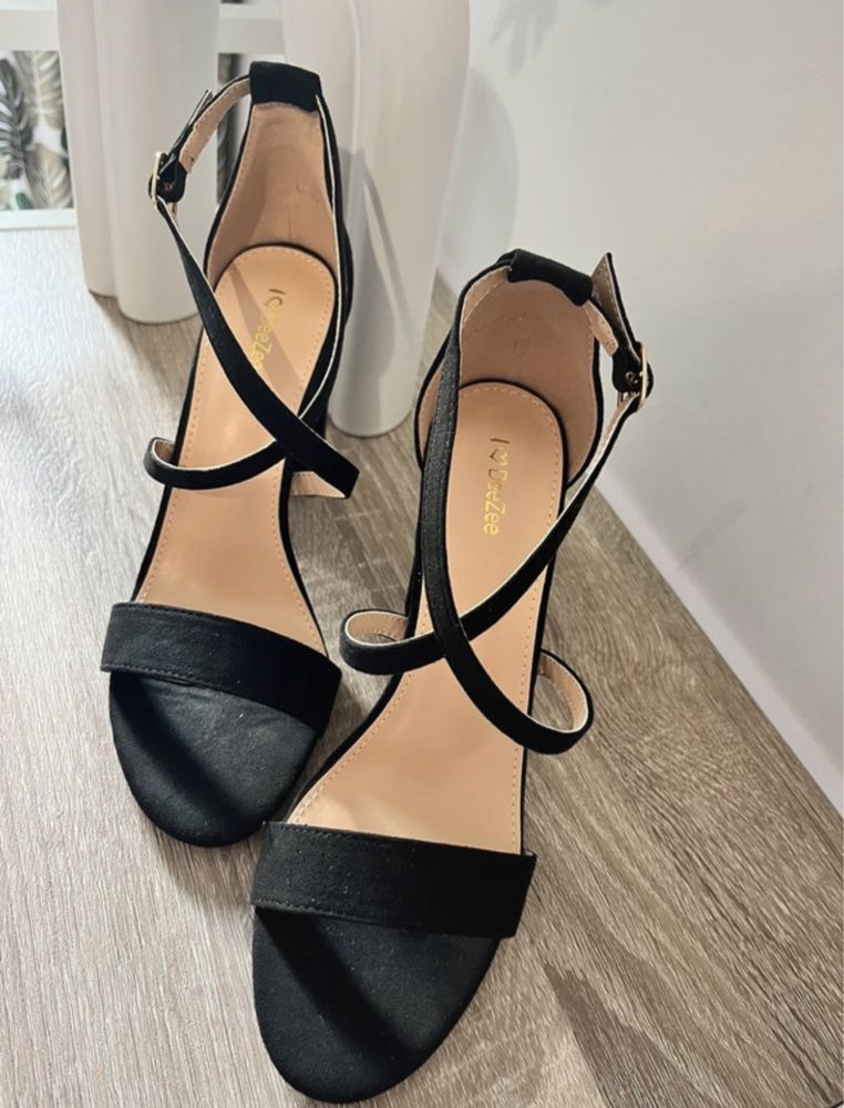 Nowe czarne obcasy / DeeZee