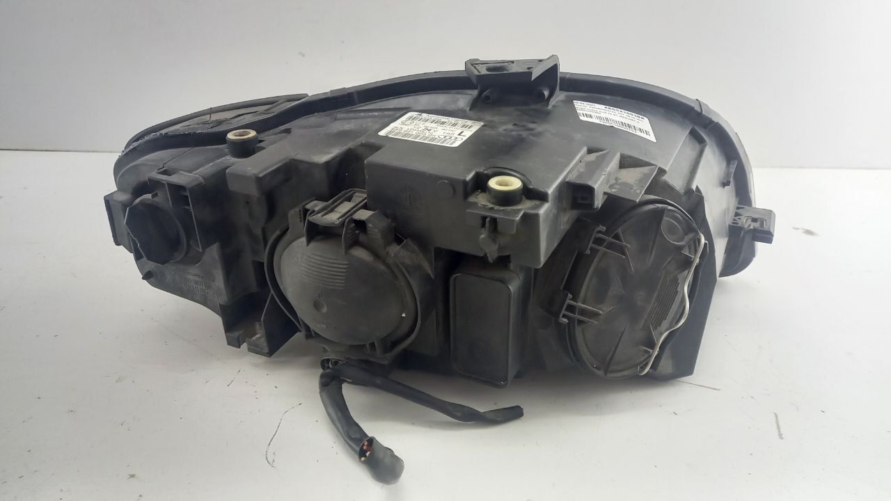 Фара левая Audi A4 B7 2004-2007  8E0941003BK