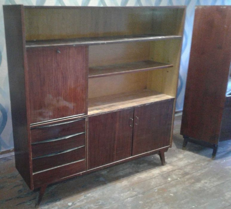 Сервант у комплекті з навісними полками давніх часів Можлива доставка