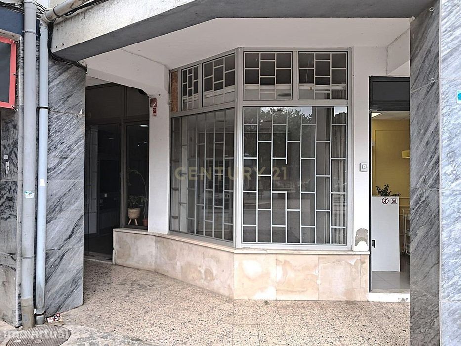 Espaço Comercial para Venda - Perto da Praia e Transportes