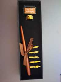 Caneta tinteiro com cinco aparos e cabo de madeira