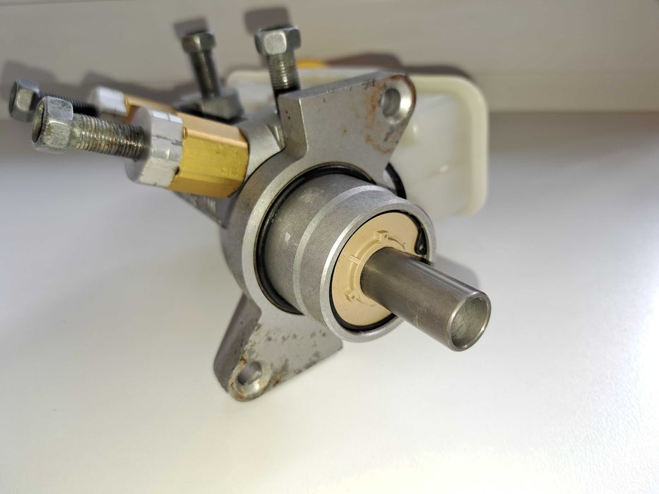 Циліндр головний гальмівний з бачком Авео T-250, T-200 без ABS