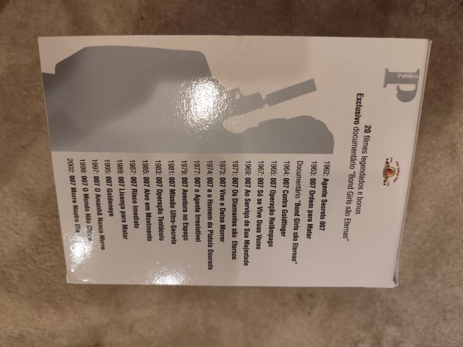 Coleção de filmes em DVD do 007 James Bond.