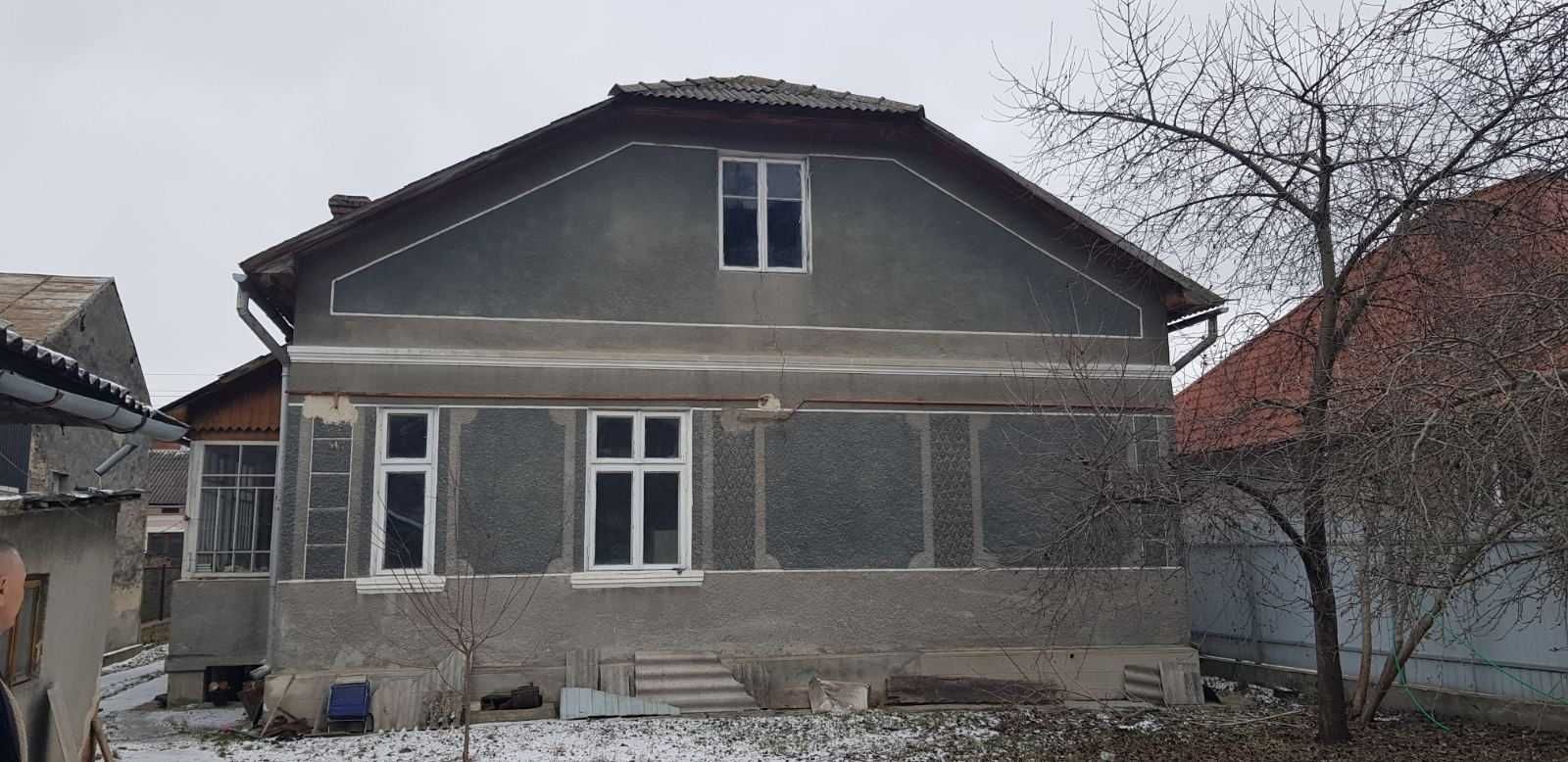 будинок з гаражем та ділянкою