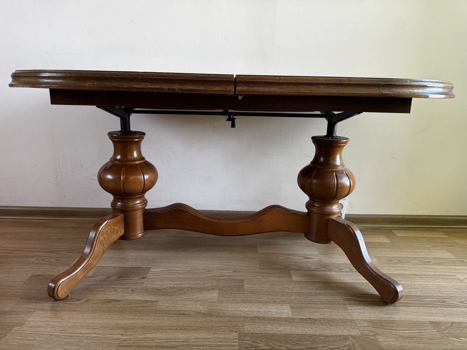 Stylowy stół drewniany rozkładany