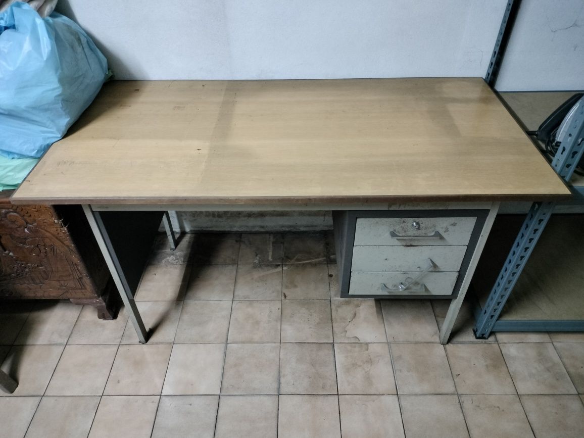 Secretaria em ferro com tampo de madeira 140x70x77
