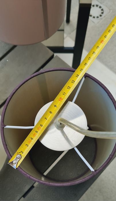 Candeeiro de teto com três abajues, em tons de castanho, beje e creme