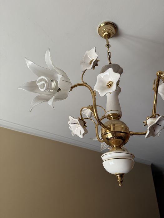 Candeeiro com 3 lâmpadas, com adornos de flores