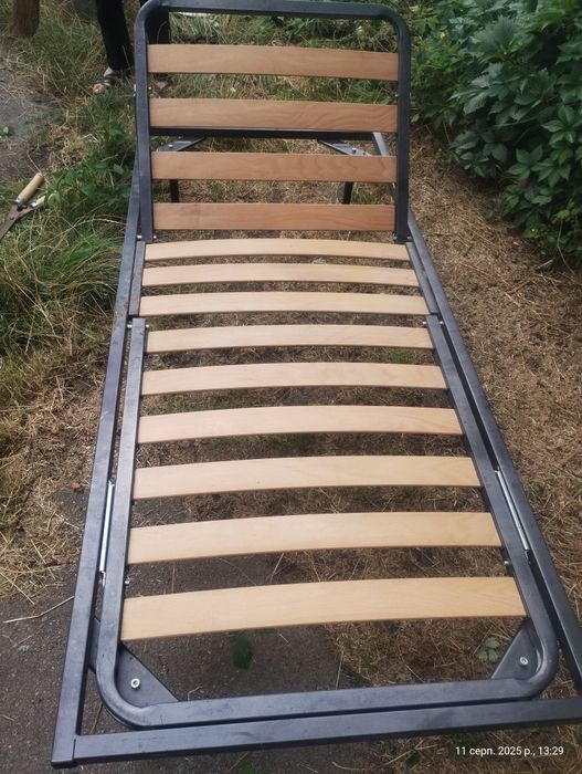 Ліжко з металевого каркасу